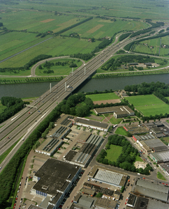 805868 Luchtfoto van de Galecopperbrug in de A12 over het Amsterdam-Rijnkanaal met rechts een deel van het ...